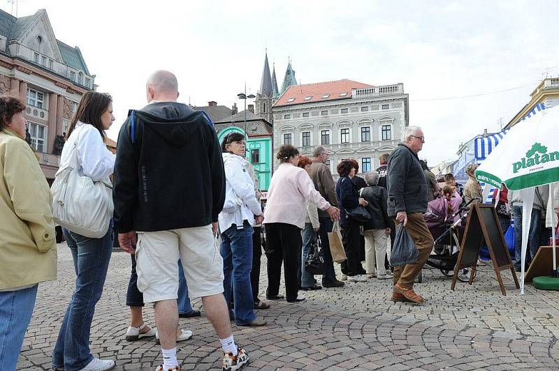 Podruhé se v sobotu dopoledne konal na kolínském Karlově náměstí Farmářský trh, který tentokrát navštívilo méně nakupujících, než při jeho premiéře. 