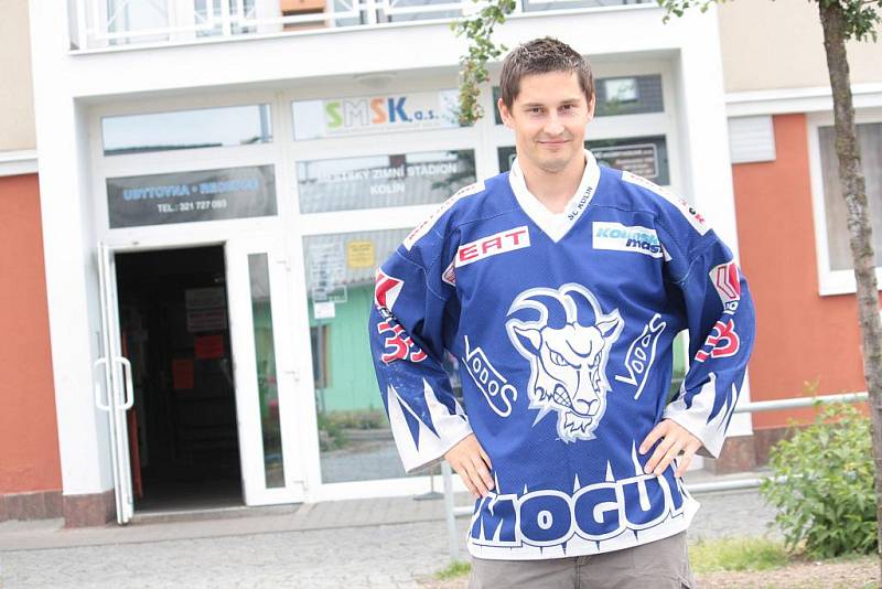 Hokejista Tomáš Mojžíš zapózoval i v kolínském dresu s Kozlem na hrudi.