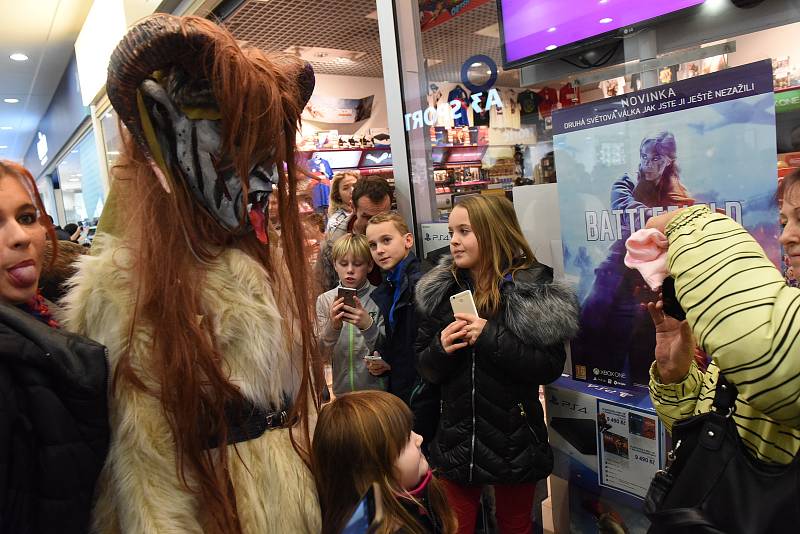 Zlověstně vypadající čerti pobláznili kolínské Futurum.