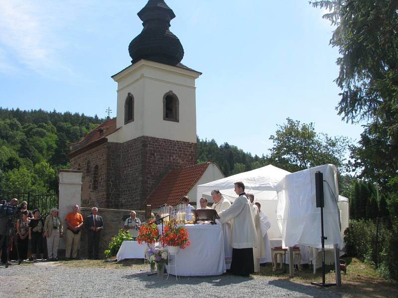 Žehnání novému zvonu a jeho osazování do kostela sv. Jakuba ve Stříbrné Skalici - Rovné