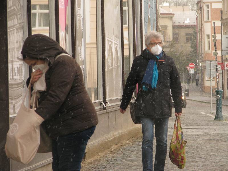 Aprílové počasí v ulicích Kolína. Chce to sluneční brýle, ale zároveň i šálu a rukavice.