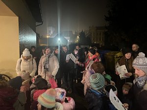 V MŠ Mašinka v Pečkách zazpívaly děti s rodiči koledy v rámci jarmarku.