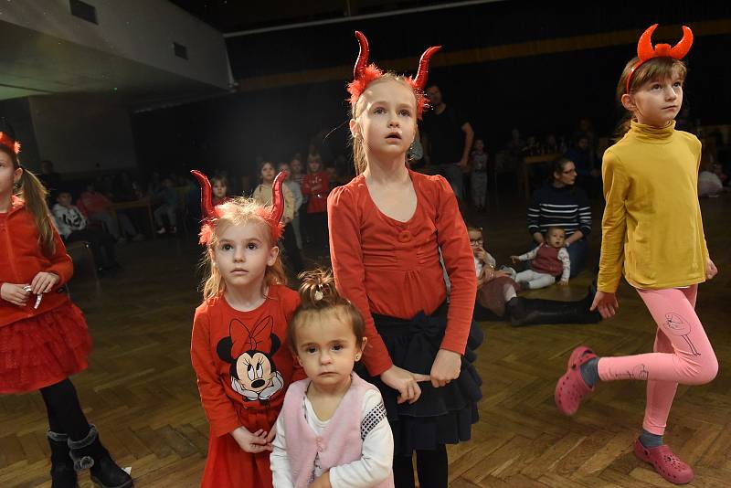 Na mikulášské besídce v kolínském Městském společenském domě bavila děti skupina Kůzle.