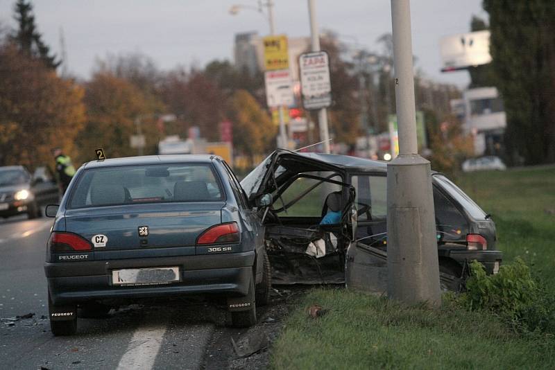 Nehoda peugeotu v Havlíčkově ulici v Kolíně