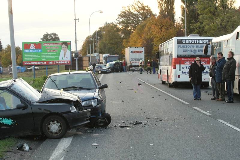 Nehoda peugeotu v Havlíčkově ulici v Kolíně