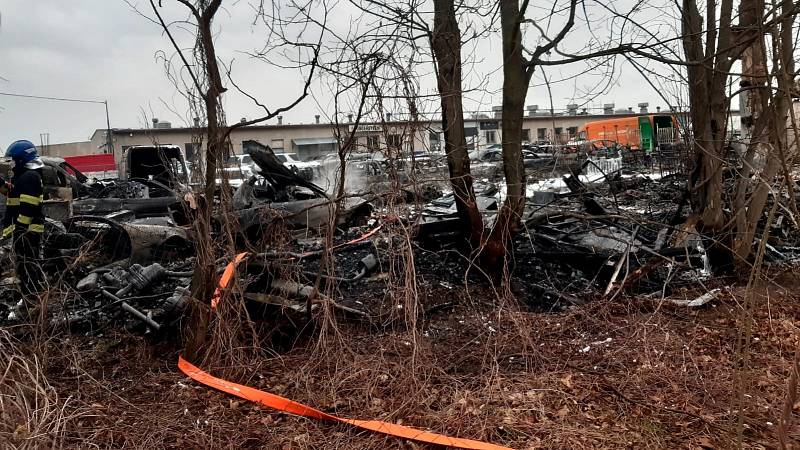 Požár na autovrakovišti ve Slušticích na Praze-východ.