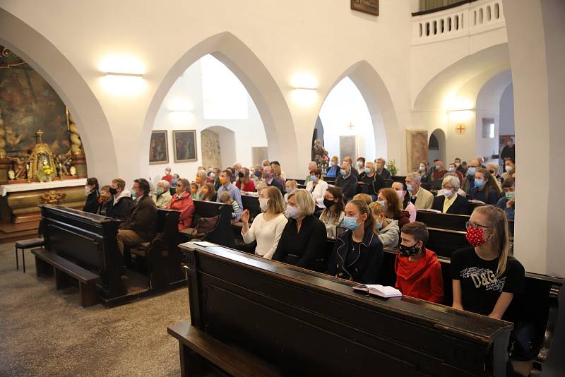 Z posvícenské bohoslužby v kostele sv. Gotharda v Českém Brodě. Celebrantem mše svaté byl apoštolský nuncius Mons. Charles Daniel Balvo.