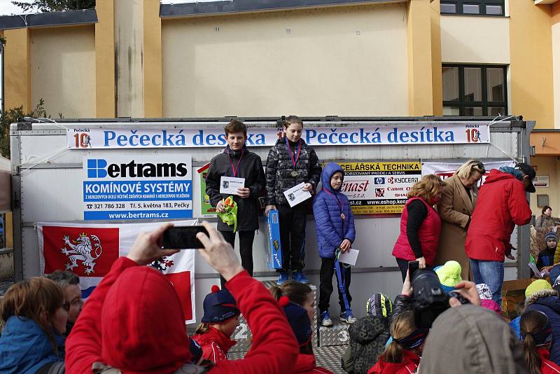 Tradičního běhu v Pečkách se účastní běžci různých věkových kategorií.