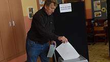 Ani v kolínských volebních okrscích 18, 20 a 22 si na nudu nemohou stěžovat. Voliči přicházejí hojně.