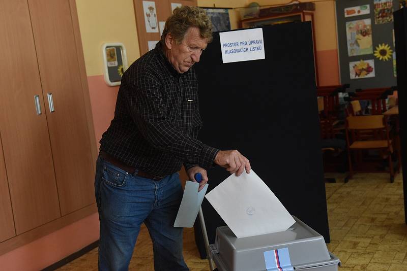 Ani v kolínských volebních okrscích 18, 20 a 22 si na nudu nemohou stěžovat. Voliči přicházejí hojně.