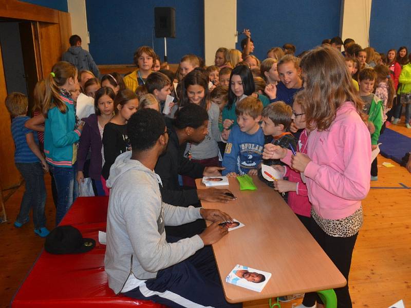 Žáci hovořili anglicky s basketbalisty