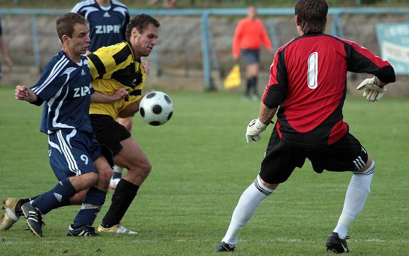 Z utkání Týnec n. S. - Kouřim (3:2)