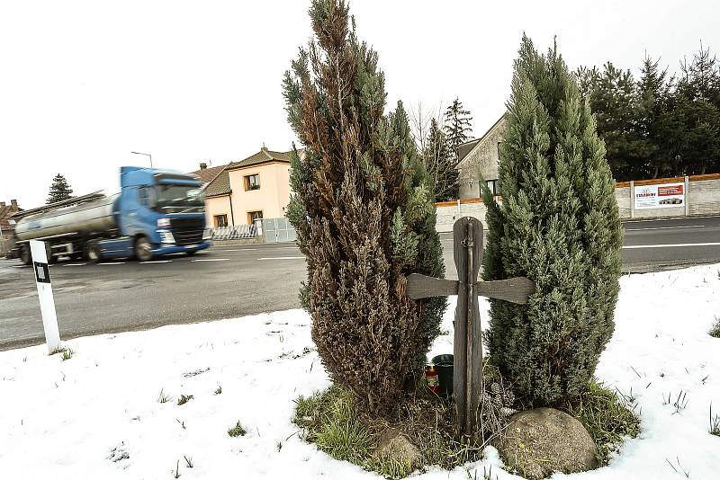 K strašné dopravní nehodě došlo na odbočce na Velim v Nové Vsi I v lednu 2008. Dodnes u pomníčku nejen při výročí tragédie hoří svíce.