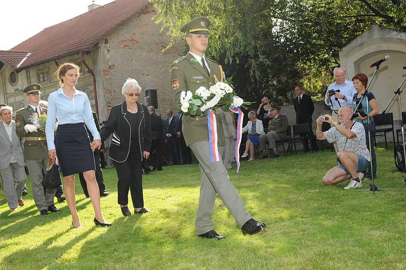 Pietní akt k uctění památky Václava Morávka, Josefa Mašína a dalších protifašistických bojovníků se tradičně již osm let koná v Kolíně a Lošanech