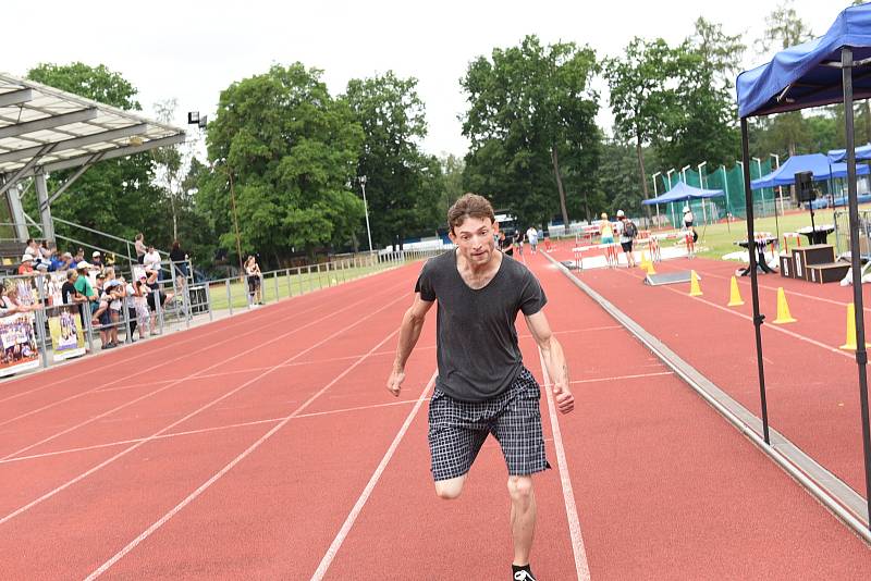 Hry pro radost na atletickém stadionu Mirka Tučka v Kolíně.