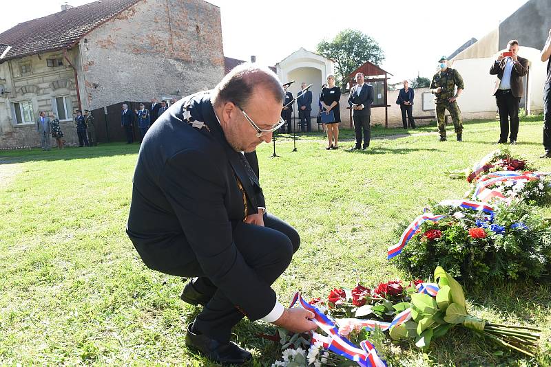 Z pietního aktu na počest kolínského rodáka, štábního kapitána Václava Morávka v Lošanech.