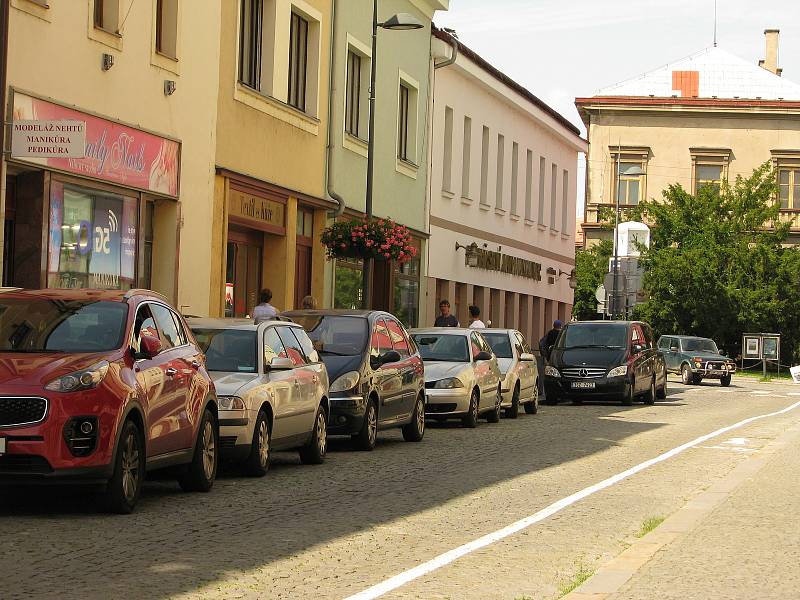 Parkování v Pražské ulici v Kolíně.