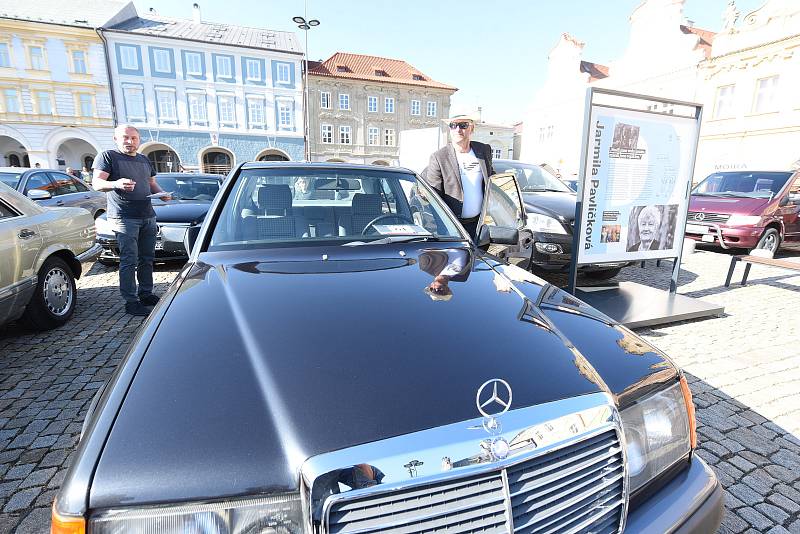 Kolínské Karlovo náměstí zaplnily automobily značky Mercedes – Benz