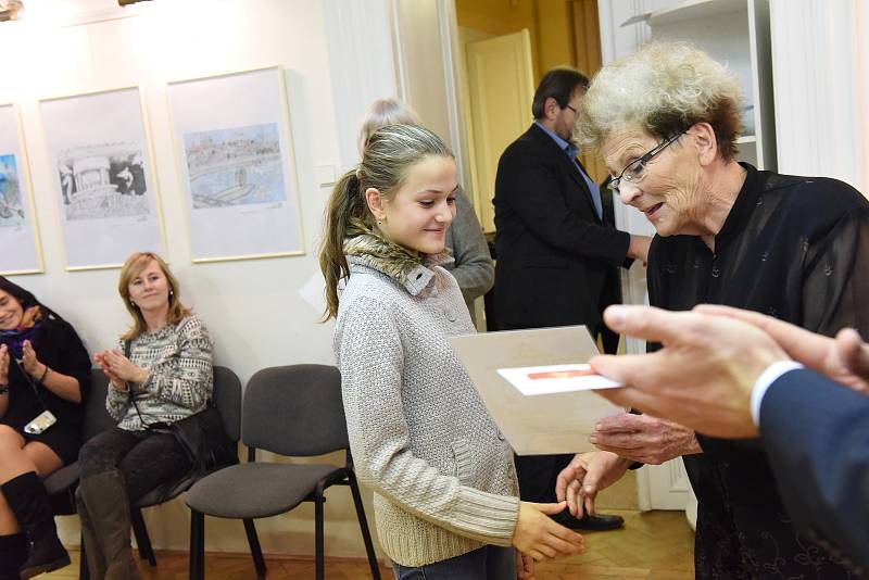 Celkem sto devatenáct prací poslali žáci a studenti především kolínských škol do literární soutěže Macharovo pero, jehož výsledky se vyhlašovaly ve středu v čítárně Městské knihovny Kolín.