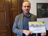 Kolínský místostarosta Michael Kašpar s oceněním, které získala v soutěži Zlatý erb kolínská Chytrá klíčenka.