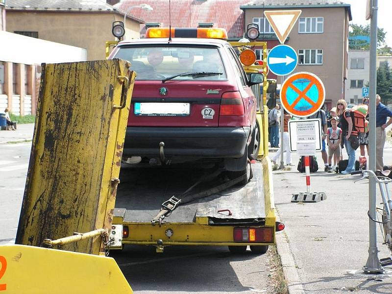 Odtah vozidel u kolínského nádraží, 10.8.2009. Kolem zaparkovaných aut nemohly projet autobusy