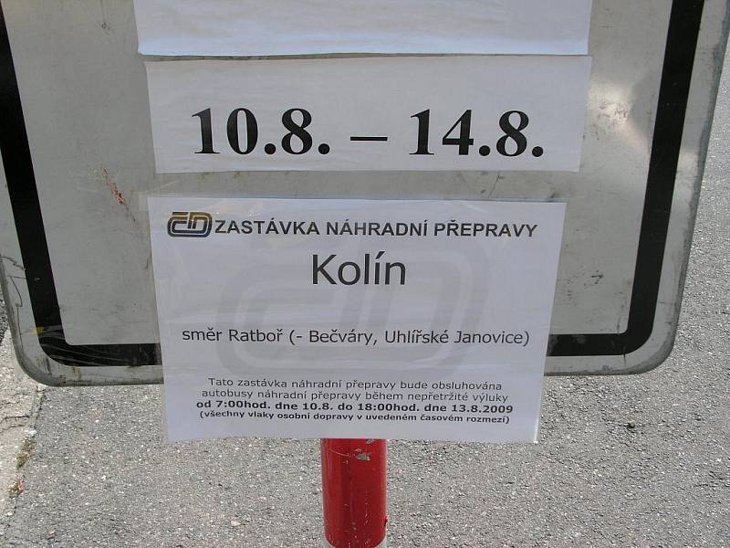 Odtah vozidel u kolínského nádraží, 10.8.2009. Kolem zaparkovaných aut nemohly projet autobusy