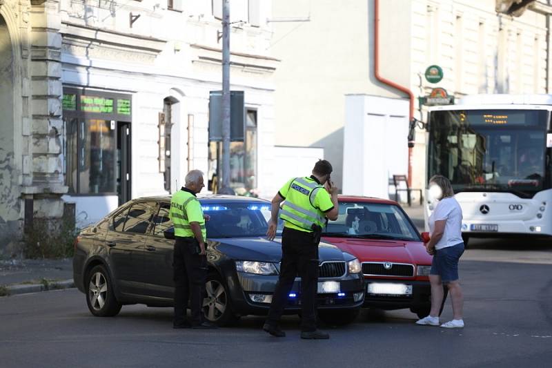 Dopravní nehoda policejního vozu v kolínské ulici Politických vězňů v úterý 14. září 2021.