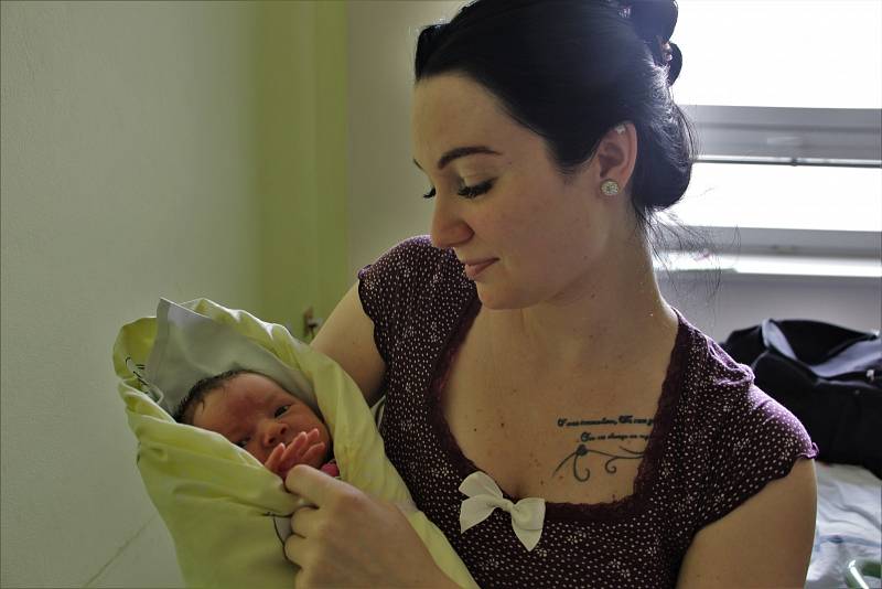 Adriana Dvořáková se narodila 2. května 2017. Vážila 3570 gramů a měřila 51 centimetrů. Společně s maminkou Nicole a tatínkem Petrem bude vyrůstat v Kutné Hoře.