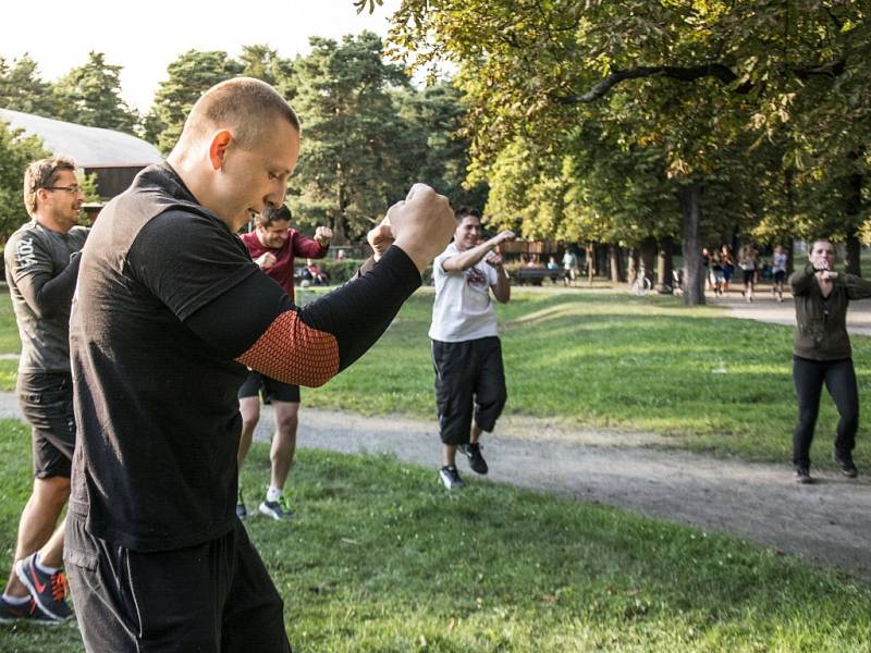 Skupinka nadšenců při tréninku.