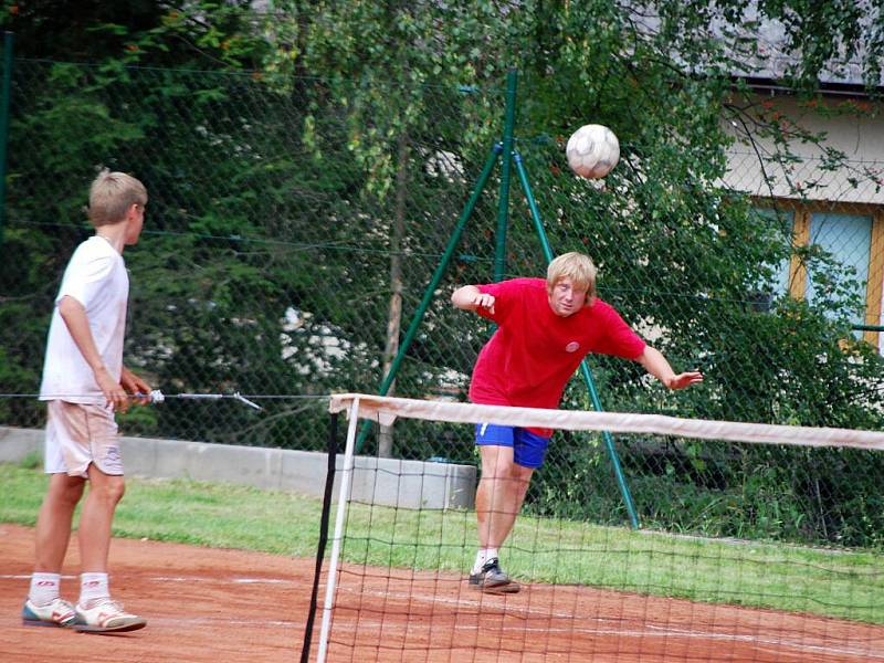 Turnaj trojic přilákal do Přistoupimi nohejbalovou špičku