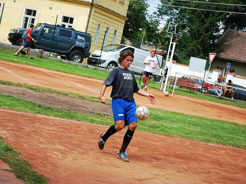 Turnaj trojic přilákal do Přistoupimi nohejbalovou špičku