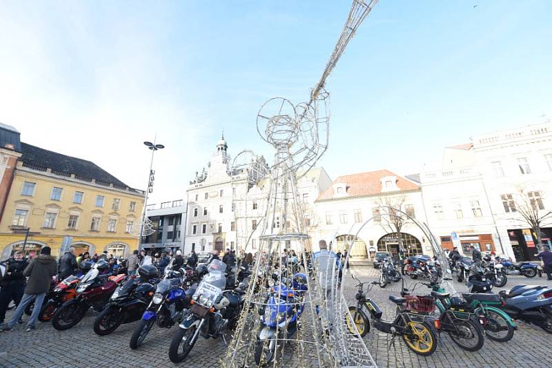 Již po osmnácté letos kolínští motorkáři říkající si Verbež kolínská uspořádali štědrovečerní vyjížďku s tradičním cílem u vánočního stromu na kolínském Karlově náměstí.