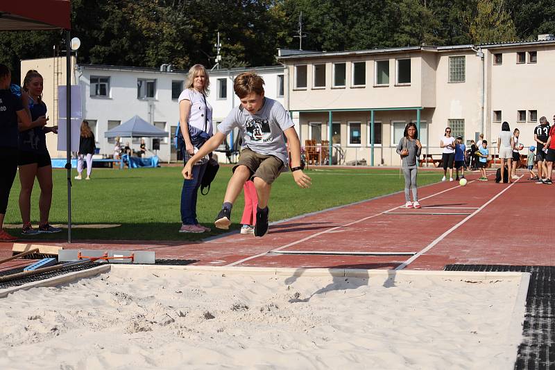 Malí sportovci si vyzkoušeli zrekonstruovaný areál Na Kutilce v Českém Brodě.