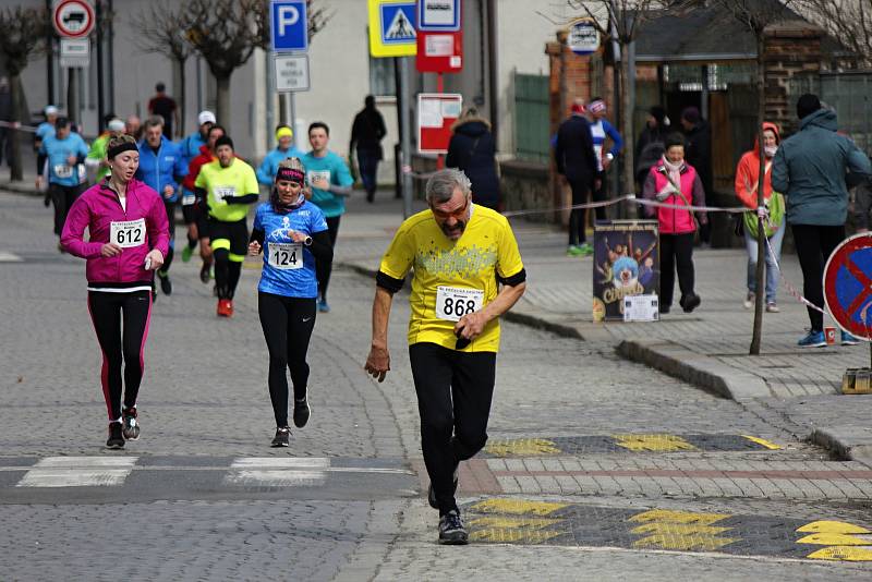 Tradičního běhu v Pečkách se účastní běžci různých věkových kategorií.