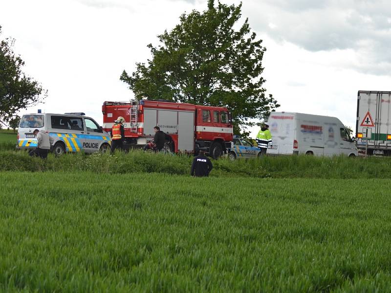 Smrt člověka si vyžádal střet motorky a osobního automobilu.