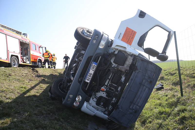 Dopravní nehoda u nájezdu na dálnici D11 na trase Praha - Hradec Králové nedaleko Polní Chrčice.