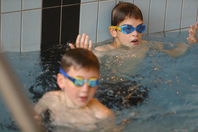 Mezi výbavu plavců patří kromě plavek také brýle, dívky s delšími vlasy potom dostanou i plavací čepice.