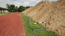 Práce na atletickém stadionu v Kolíně, červen 2010