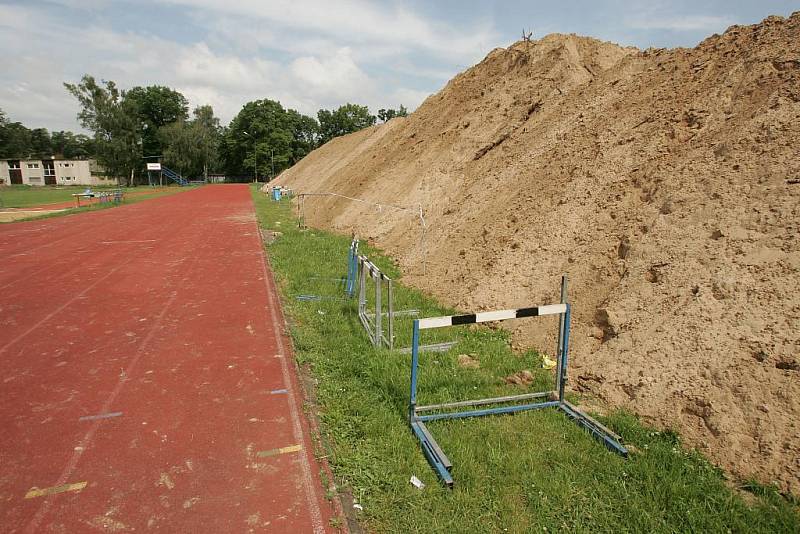 Práce na atletickém stadionu v Kolíně, červen 2010