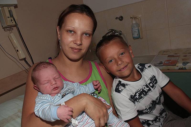 Lucii Mázikové a Martinovi Borovičovi z Milovic se 18. července 2010 narodil syn Dominik Mázik, kdy měřil 51 centimetrů a vážil 3480 gramů. Doma se ho jistě nemůže dočkat čtyřletá sestra Anetka. 