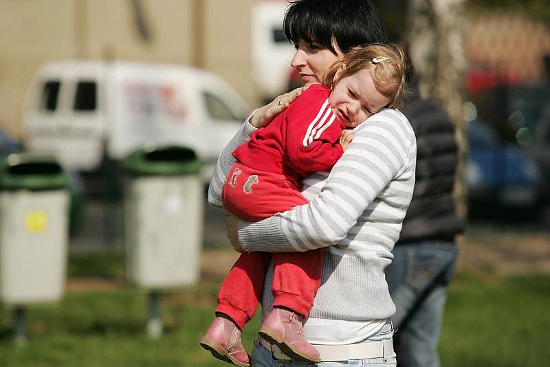 Sluníčko vylákalo ven rodiče s dětmi. Zaplnili centrální dětské hřiště v Kolíně.