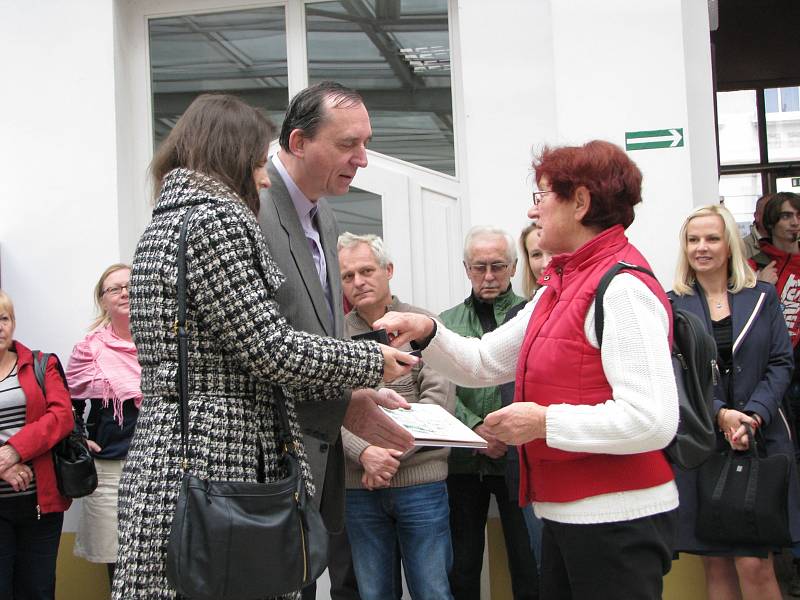 Ceremoniál podepisování certifikátů pro vítězná díla v šesti kategoriích Stavba roku