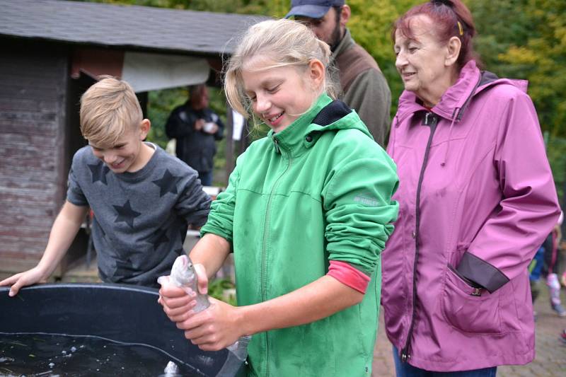 Radimští chytali ryby a pochutnávali si na dobrotách z bůčku