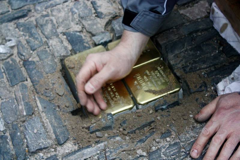 Pokládání nových stolpersteinů