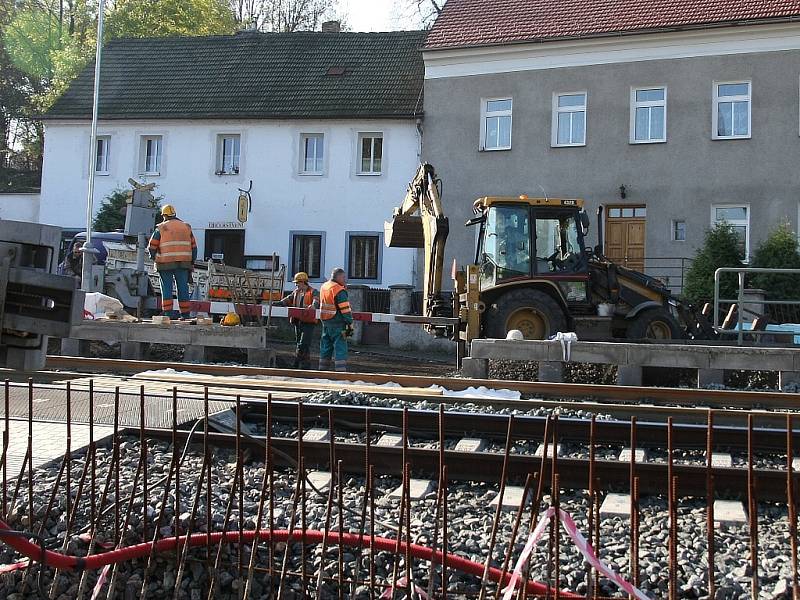 Práce na koridoru u kolínské lávky pokračují