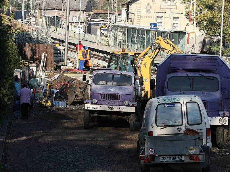 Práce na koridoru u kolínské lávky pokračují