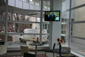 Moderní vestibul recepce v budově centrálních operačních sálů v kolínské nemocnicii doplnil také velkoplošný display.