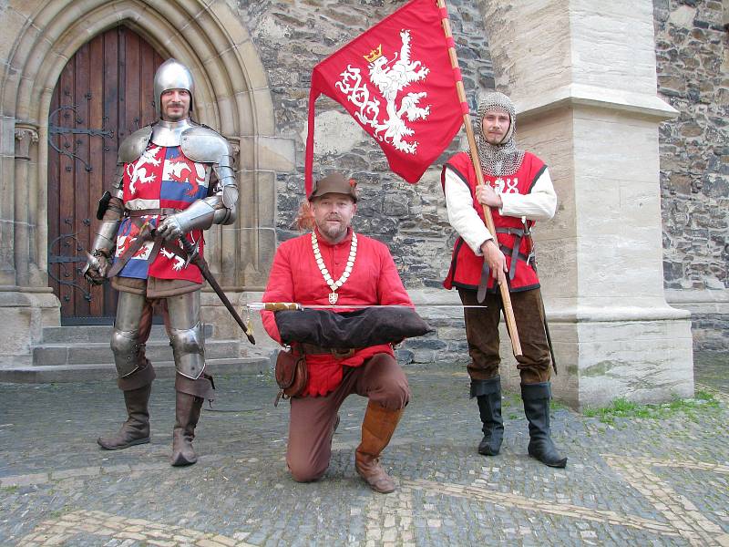 Pro letošní ročník rekonstrukce historických bitev na kolínské jízdárně vyrobili Páni z Kolína mimo jiné i repliku Svatováclavského meče.