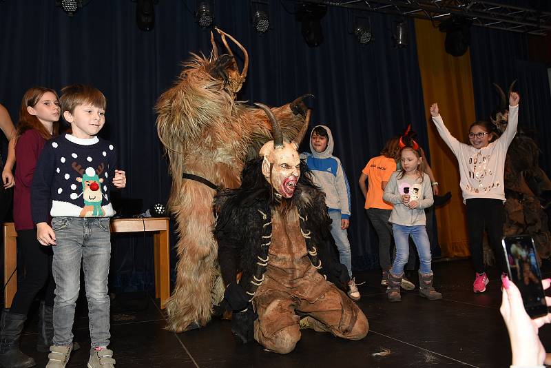 Krampusové přijeli do kulturního domu