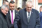 Miloš Zeman zavítal do terapeutického centra Modré dveře, venku na něj čekali jeho příznivci.